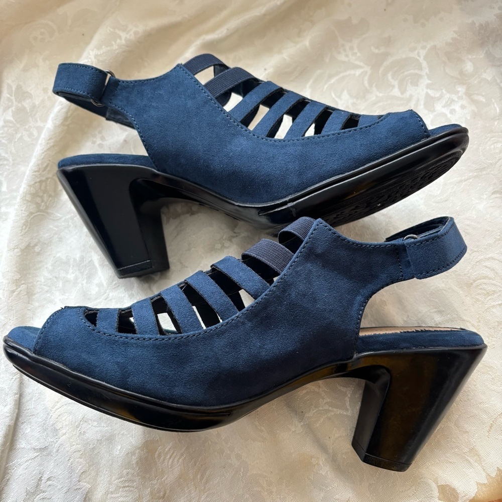 NWOT Croft & Barrow Shay Ortholite Navy Blue Caged Heels, Size 9.5 - Picture 2 of 15